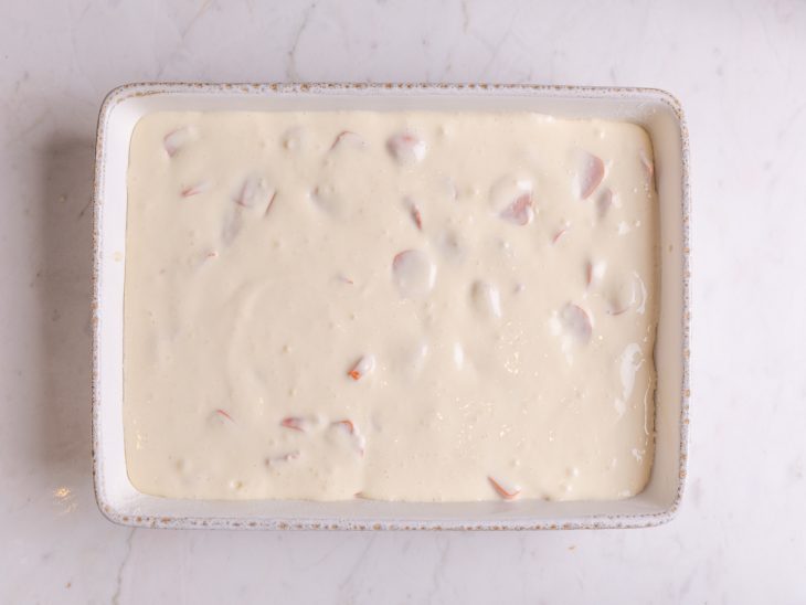 massa da torta de liquidificador despejada em forma untada e enfarinhada.