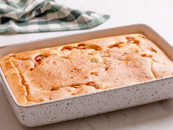 torta de liquidificador de salsicha finalizada e assada.