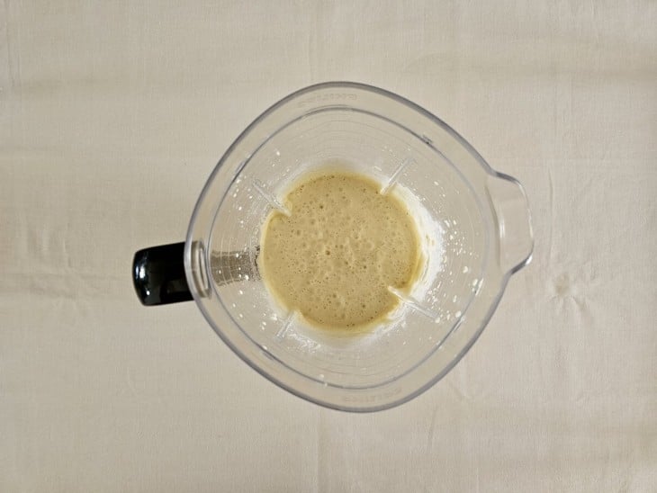 Ingredientes da massa batidos no liquidificador.