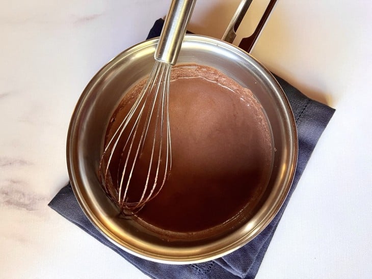 Uma panela com calda de chocolate líquida.