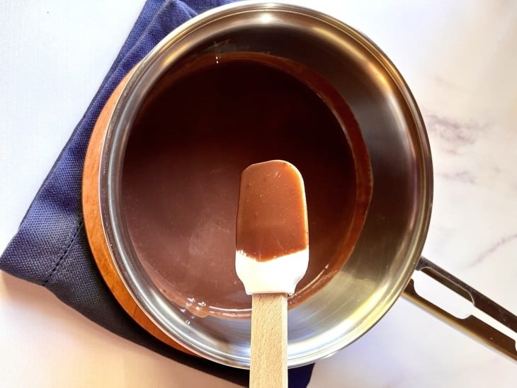 Uma panela com calda de chocolate mais grossa.