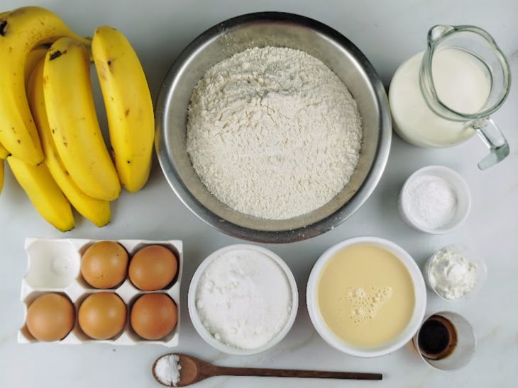 Ingredientes reunidos em uma bancada.
