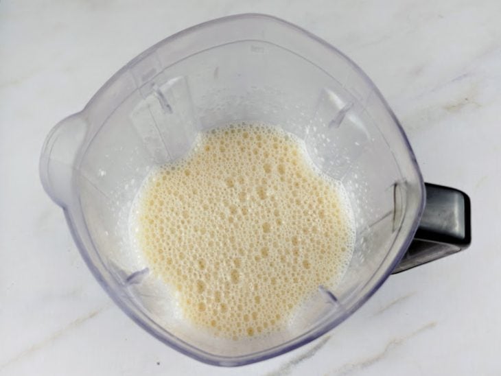 Ovos, leite, leite condensado, amido de milho e essência de baunilha batidos em um liquidificador.