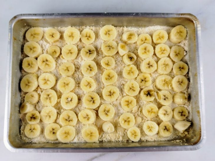 Rodelas de banana adicionadas a forma.