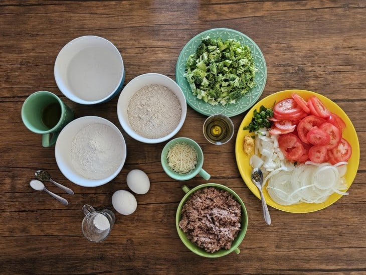 Ingredientes da torta fit de atum reunidos em uma bancada.