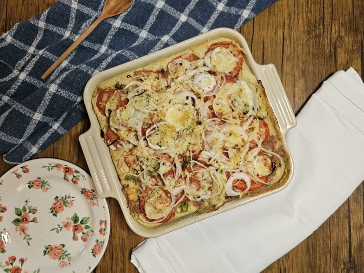 Torta fit de atum pronta para servir em uma mesa.