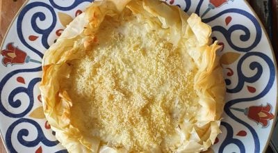 Torta folhada de cebola e queijo
