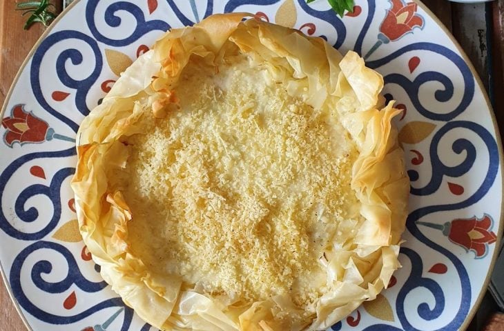 Torta folhada de cebola e queijo