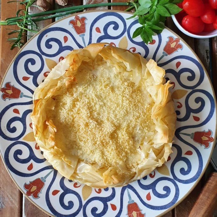 Torta folhada de cebola e queijo