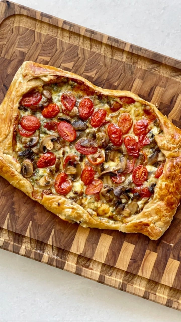 Torta folhada de cogumelos e gorgonzola