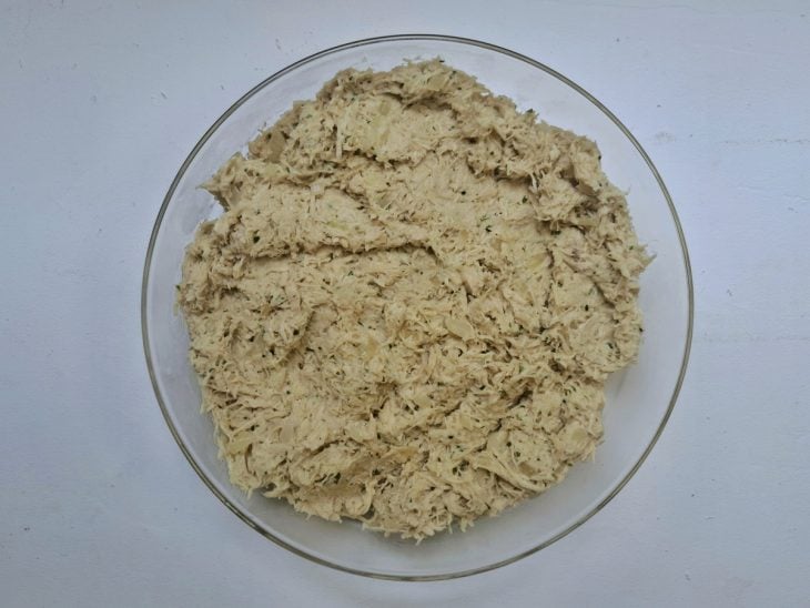 Uma tigela com o frango cremoso pronto.