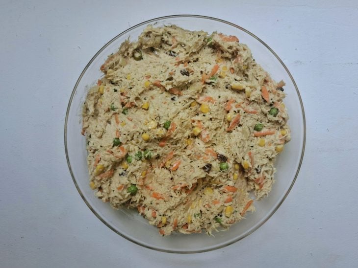 Tigela com a mistura de todos os ingredientes do recheio da torta.