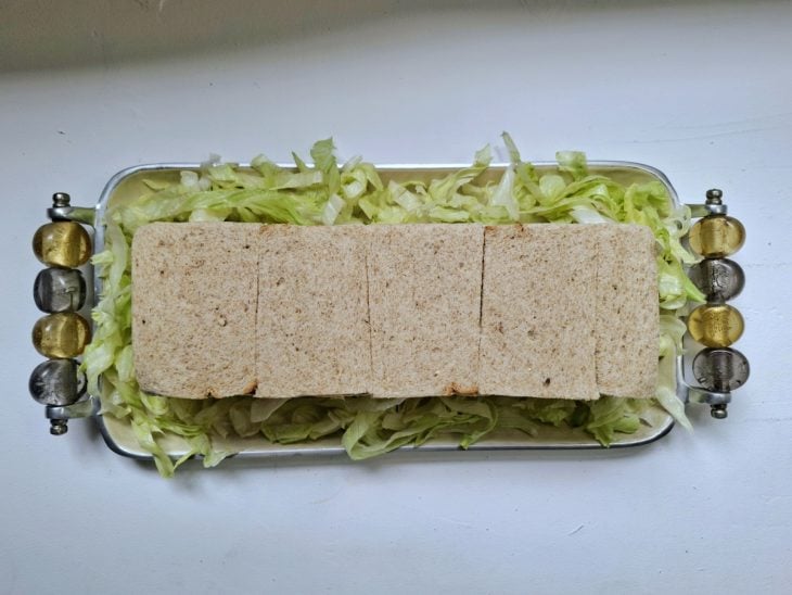 Torta desenformada sobre o prato.