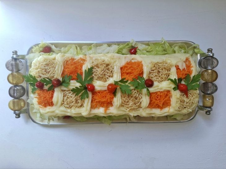 Torta desenformada e decorada.
