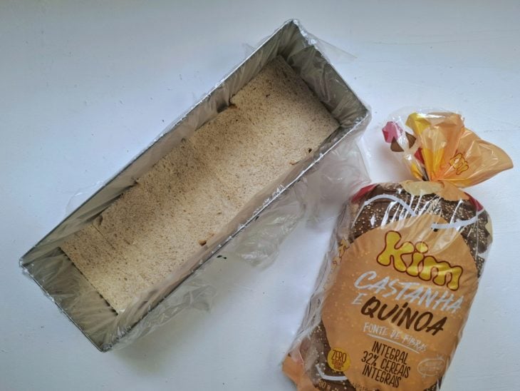 Forma com uma camada de pães.