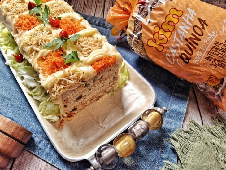 Um prato com torta fria de frango com purê de batata.