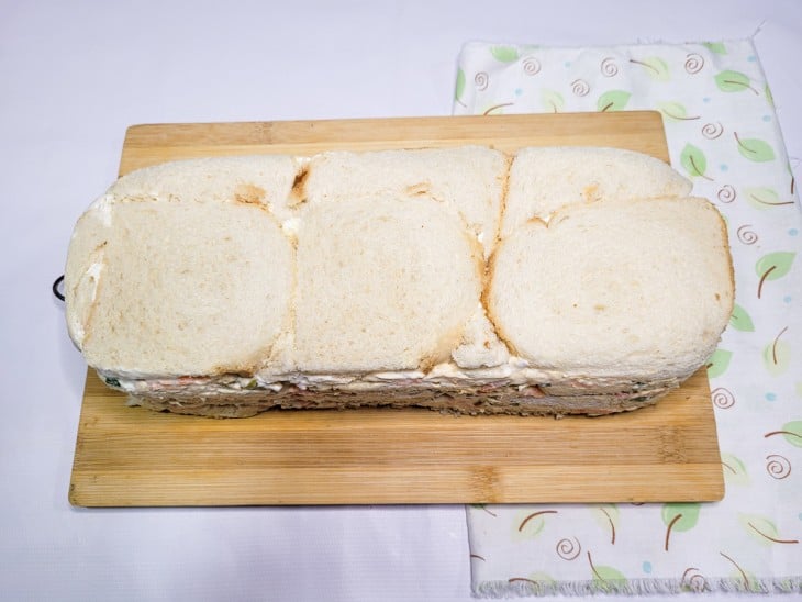 Uma tábua contendo uma torta de pão.