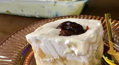 Torta gelada de abacaxi com ameixas