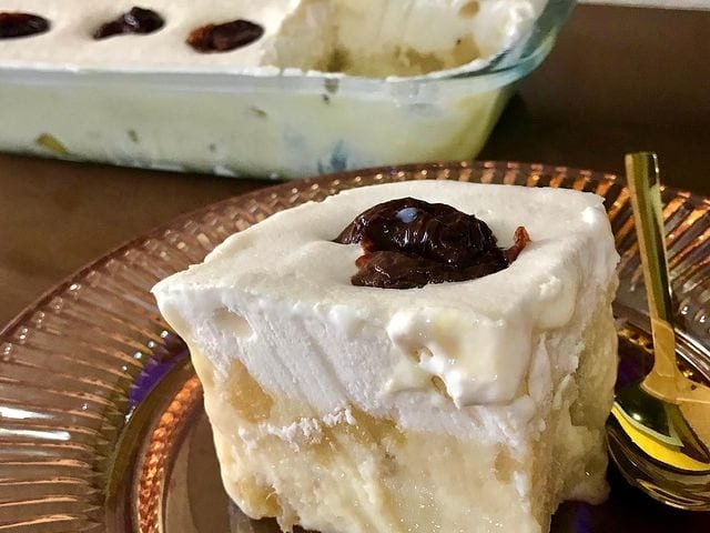 Torta gelada de abacaxi com ameixas