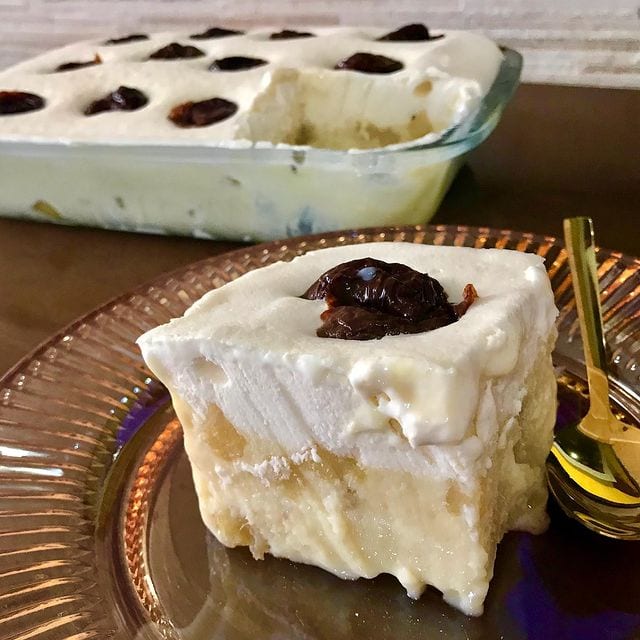 Torta gelada de abacaxi com ameixas