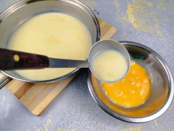 tigela com ovos batidos e leite de coco