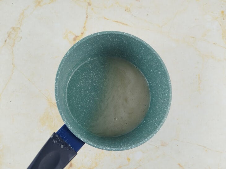 Gelatina hidratada sendo aquecida até dissolver completamente.