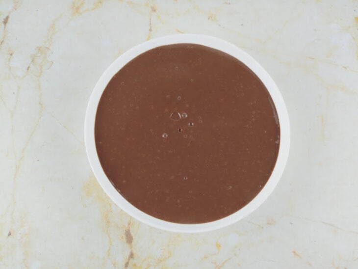 Gelatina dissolvida sendo incorporada ao creme de chocolate.