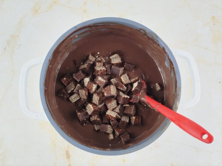 Bis picado sendo misturado ao creme já frio.