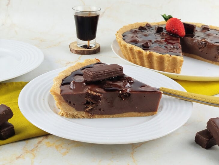 Torta gelada de chocolate servida.