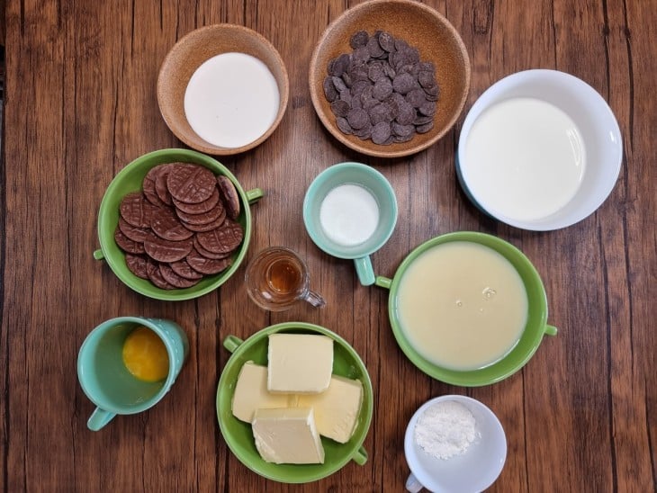 Ingredientes da torta holandesa reunidos na bancada.