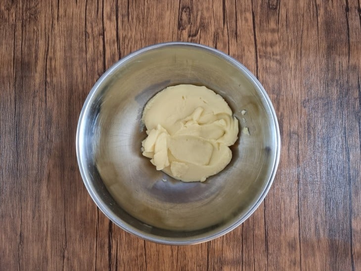 Creme gelado transferido para uma vasilha.