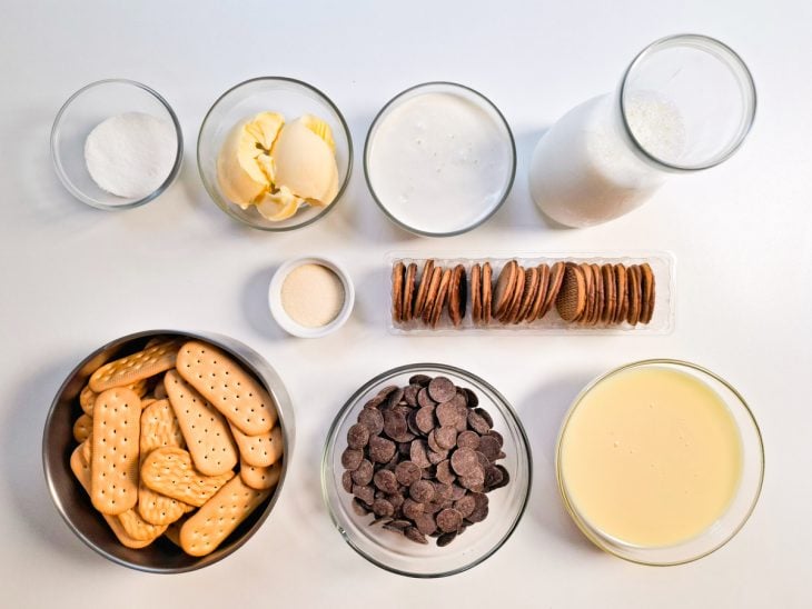 Ingredientes para a receita reunidos em uma bancada.