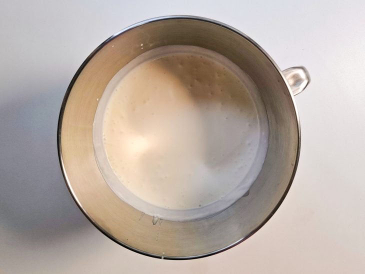 Gelatina hidratada e leite condensado adicionados na batedeira.