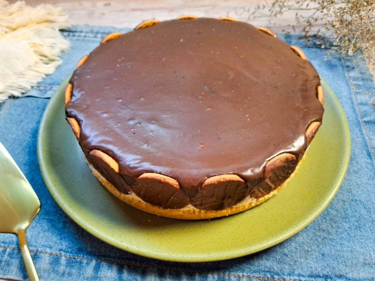 Torta holandesa desenformada e servida em um prato redondo verde.