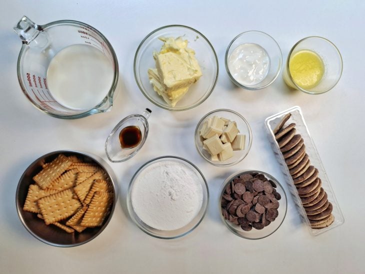 Ingredientes reunidos em uma bancada.