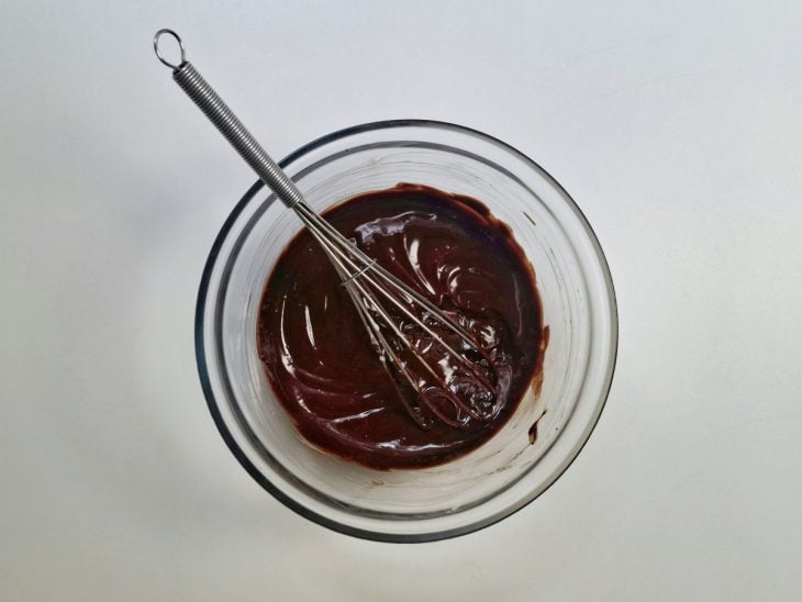 Ganache em uma tigela de vidro.