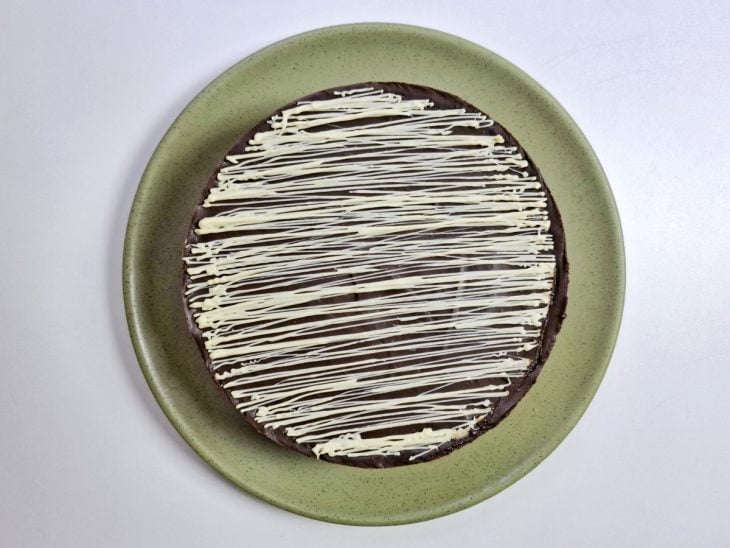 Torta holandesa desenformada pronta para consumo.