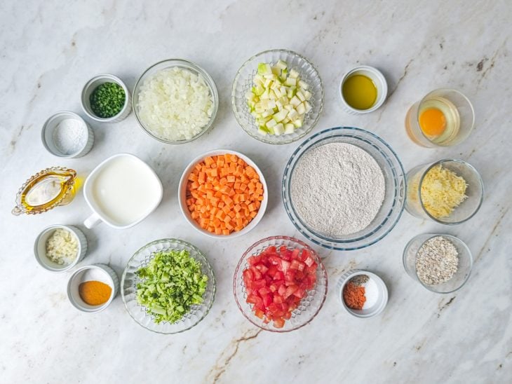 Ingredientes reunidos para o preparo da torta integral de legumes.