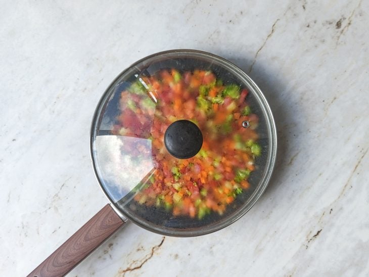 Panela com legumes tampada.