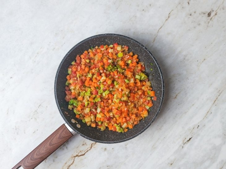 Cebolinha adicionada na panela com os ingredientes.