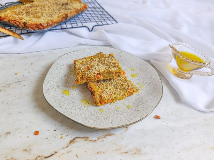 Torta integral de legumes servida no prato