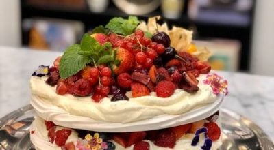 Torta merengue com frutas vermelhas