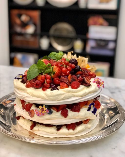 Torta merengue com frutas vermelhas