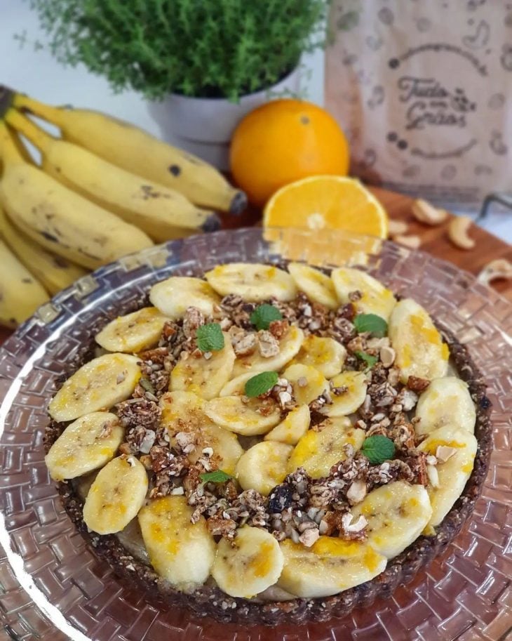 Torta mousse de banana com granola