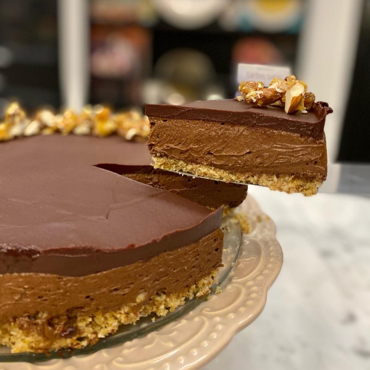 Torta mousse de chocolate com praliné