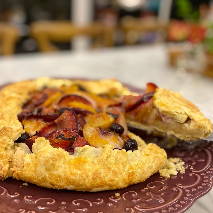 Torta rústica de pêssegos e ameixas