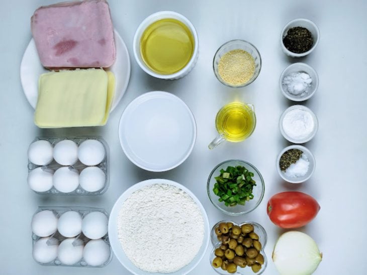 Uma bancada com os ingredientes separados.