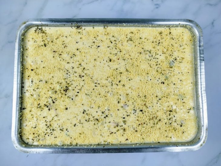 Uma forma untada com a torta salgada crua.
