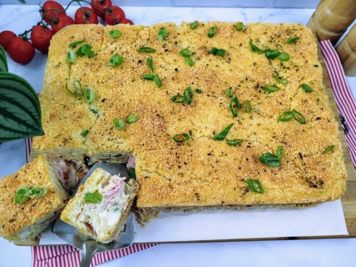 Um recipiente contendo torta salgada.