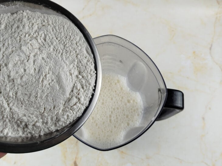 Farinha de arroz sendo incorporada à massa até ficar homogênea.